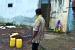 Hip Hop � Conakry, 12 - Une jeune dame attend de l'eau