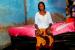 Une femme dans sa maison inondee du quartier Baghdad a Guediawaye, Senegal,19 septembre 2009. L'eau qui inonde les maisons vient directement de la nappe phreatique. Tous les matins les habitants enlevent des seaux d'eau pendant la sison des pluies.
