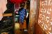 Une femme travaille dans sa cuisine inond�e dans une maison du quartier Baghdad a Guediawaye, Senegal,19 septembre 2009. 
