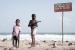 Des enfants jouent sur la plage de Placodji jonch�e de d�tritus.