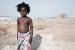 Jeune fille jouant sur les ruines du quartier de Placodji.