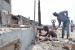 Tanguy Amani se construit un abri sur les anciennes latrines publiques.